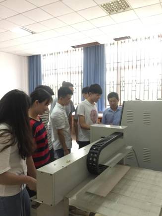 刘亮生老师指导学生使用雕刻机.JPG