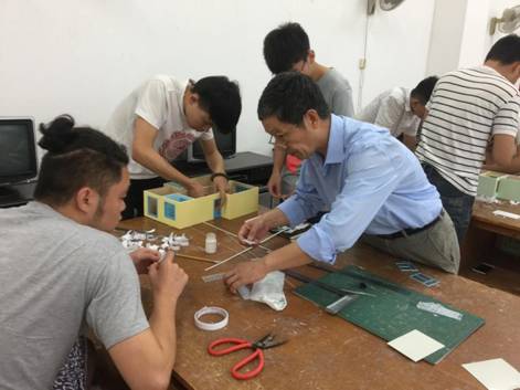 刘亮生老师指导学生制作建筑模型.JPG