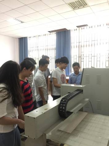 刘亮生老师指导学生使用雕刻机.JPG